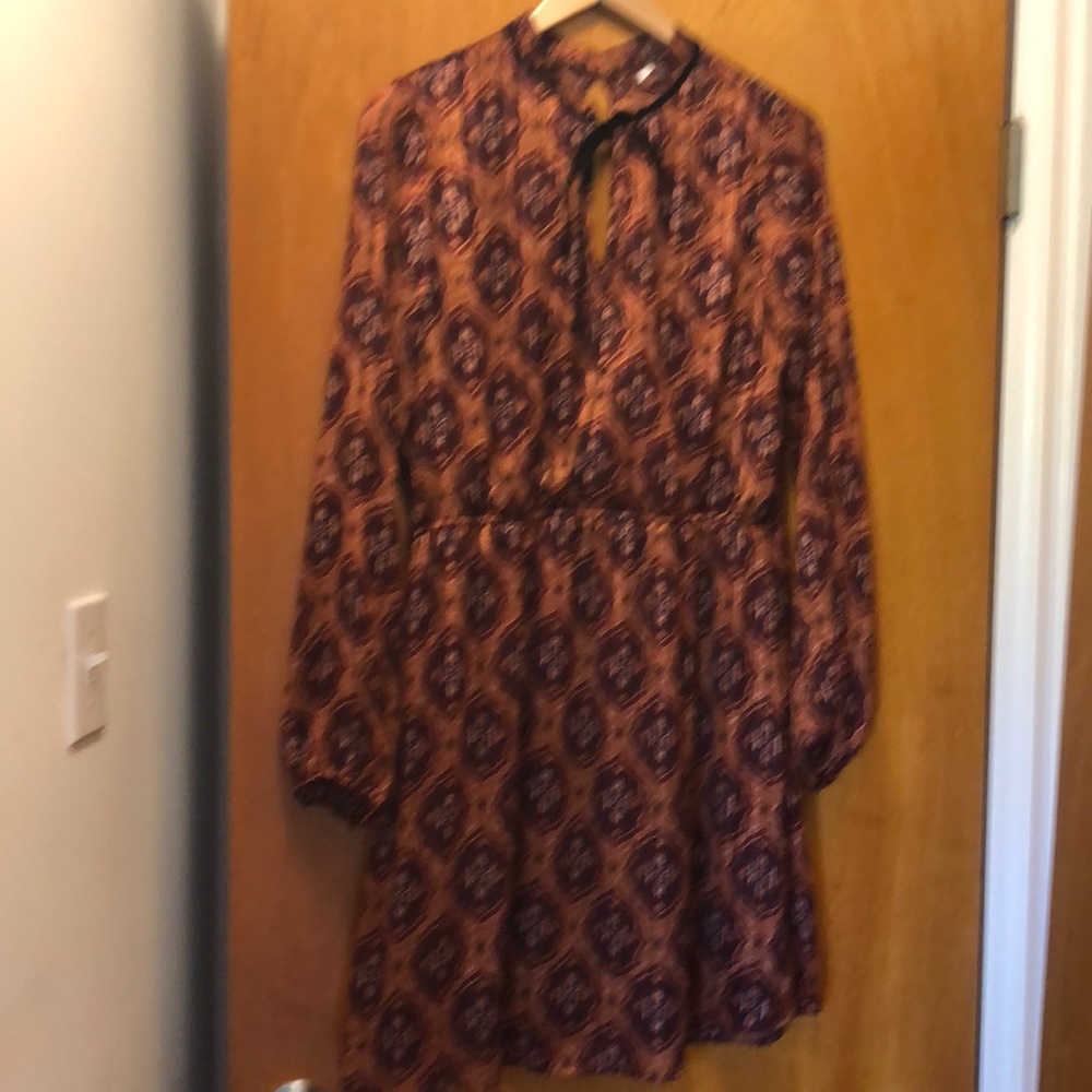 Long sleeve dress with neck tie